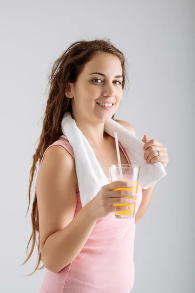 Menina desportiva com copo de suco — Fotografia de Stock