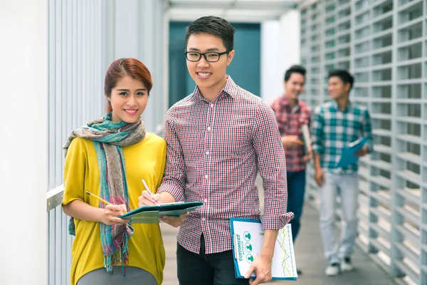 Hombre y mujer creativos — Foto de Stock