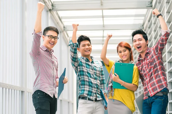 Equipe de negócios celebrando o sucesso — Fotografia de Stock