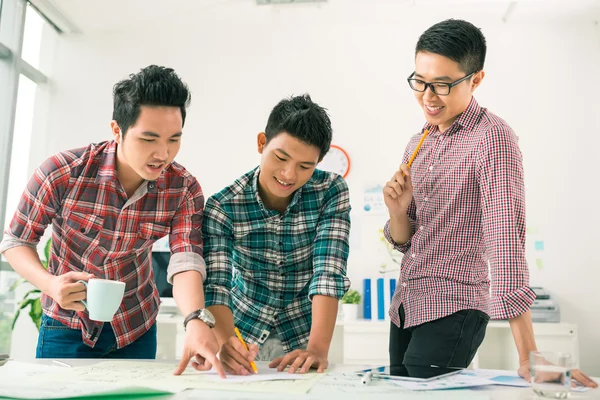 Hombres que trabajan en proyectos empresariales — Foto de Stock