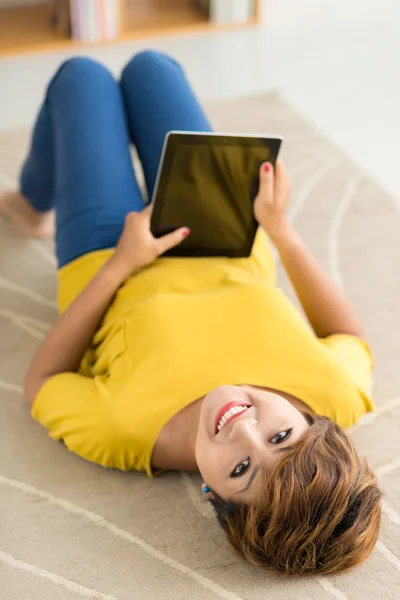 Женщина расслабляется с цифровым планшетом — стоковое фото