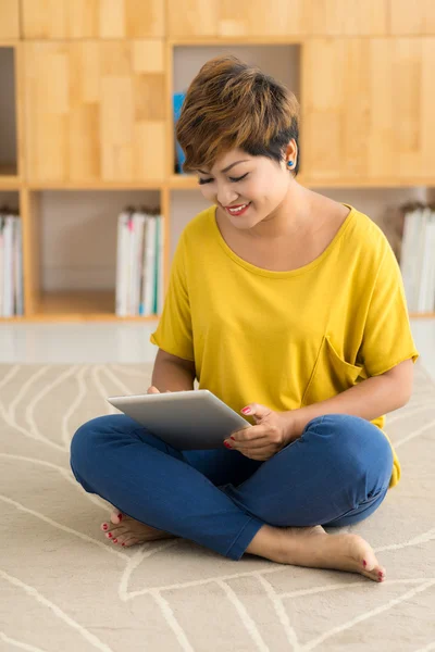 Mujer usando aplicación — Foto de Stock