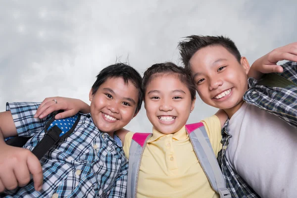 Alegre abrazo niños —  Fotos de Stock