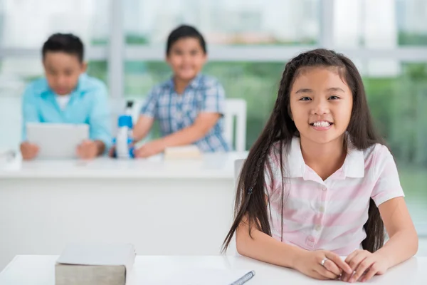 Colegiala vietnamita en su escritorio — Foto de Stock