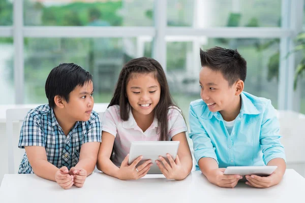 Niños con tabletas en la escuela — Foto de Stock