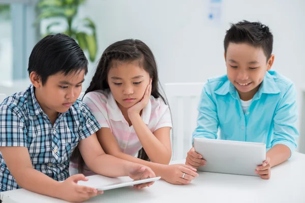 Playing on tablet computers — Stock Photo, Image
