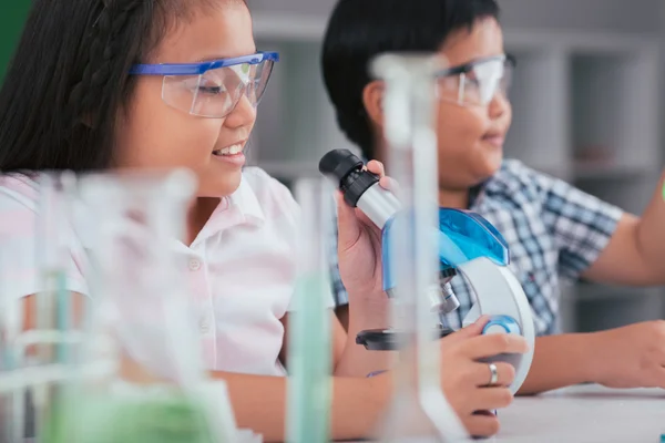 Children working with microscopes — Stock Photo, Image