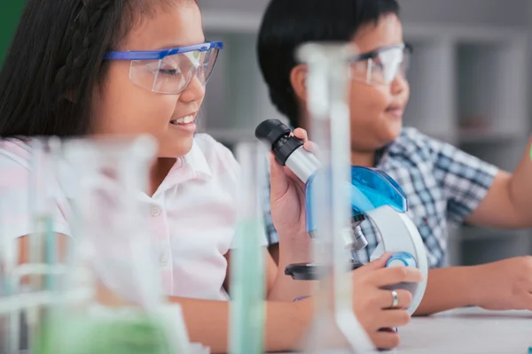 Kinderen werken met microscopen — Stockfoto