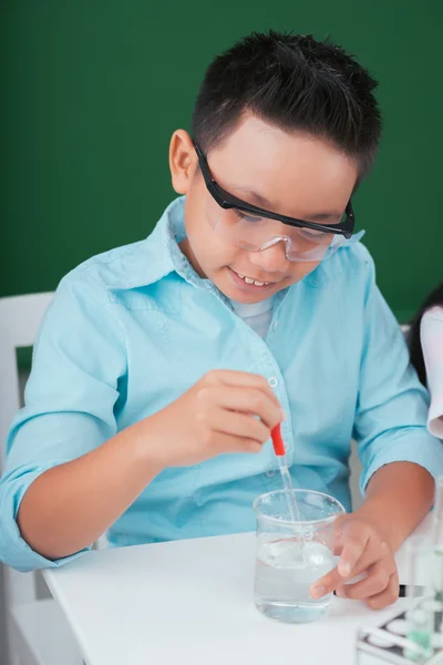 Vietnamees jongen werken met reagens — Stockfoto