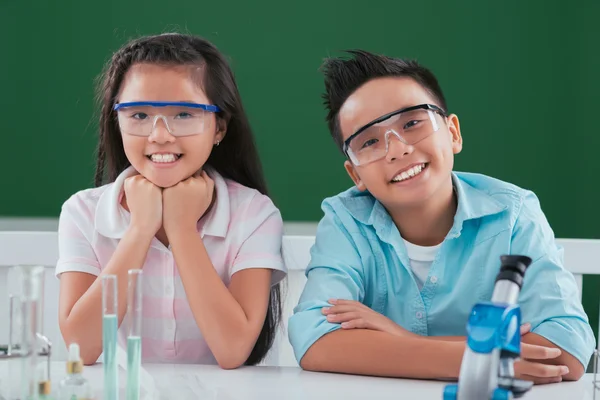 Asiatico ragazzo e ragazza in il scienza classe — Foto Stock