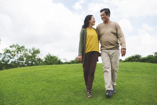 Walking through meadow — Stock Photo, Image