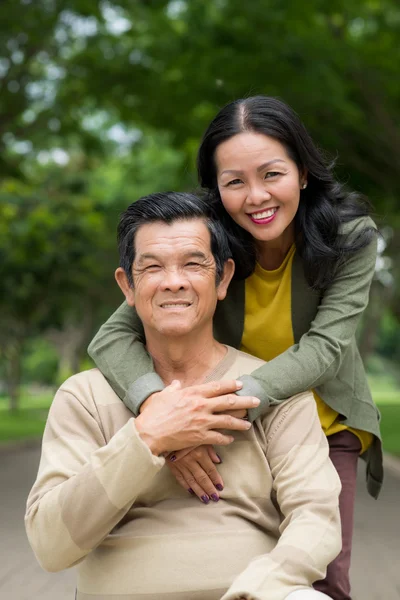 Gelukkig senior man en vrouw — Stockfoto