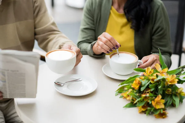 Pareja mayor beber capuchino — Foto de Stock