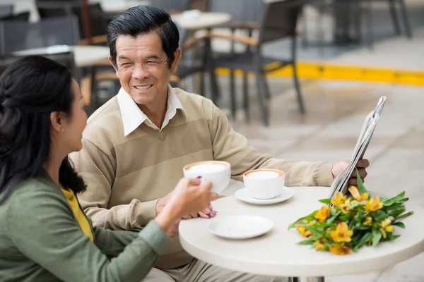 高级已婚夫妇在一家咖啡馆 — 图库照片