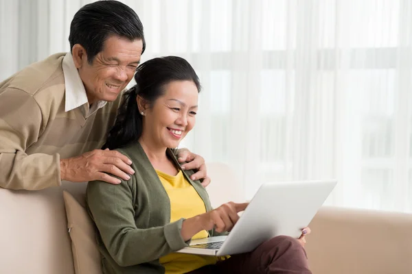 Laptop thuis gebruiken — Stockfoto