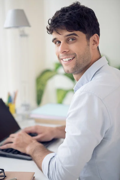 Man werkt op laptop — Stockfoto