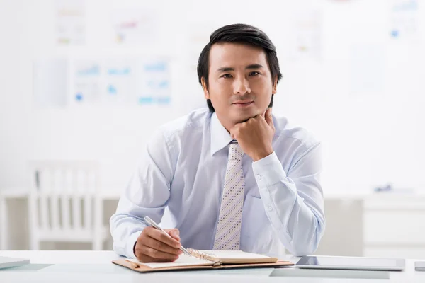 Empresario escribiendo sus planes — Foto de Stock