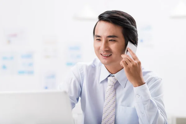 Geschäftsmann schaut auf den Laptop — Stockfoto