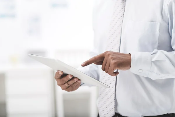 Person som använder digital tablet — Stockfoto