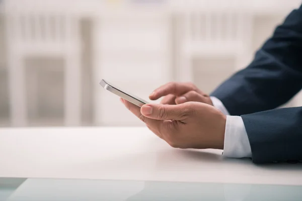 Affärsman textmeddelanden — Stockfoto