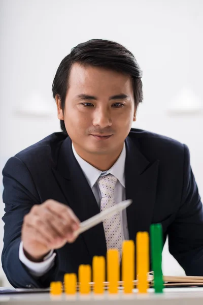 Businessman looking at the increasing chart — Stock Photo, Image