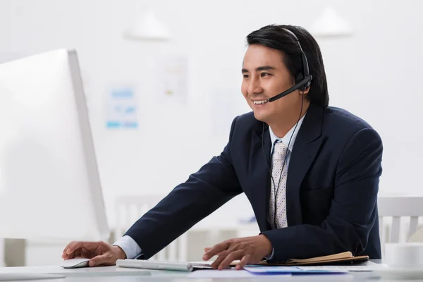 Empresário que trabalha no computador — Fotografia de Stock