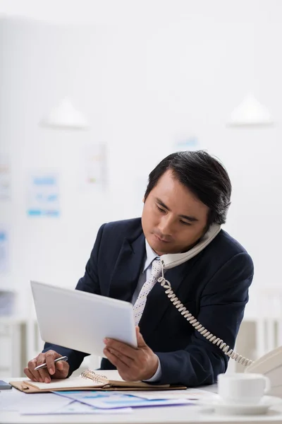 Upptagen affärsman prata i telefon — Stockfoto