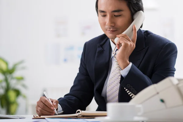 Office worker talking on the telephone — Stock Photo, Image