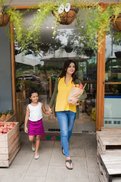 Famille indienne quittant le supermarché — Photo