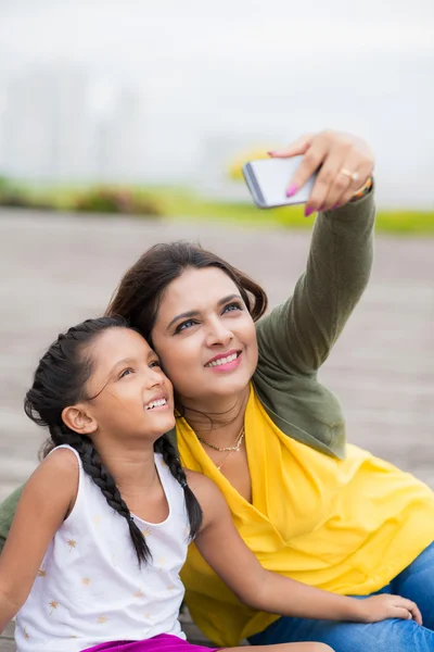 Woman and her daughter taking selfie outdoors — Stock Photo, Image