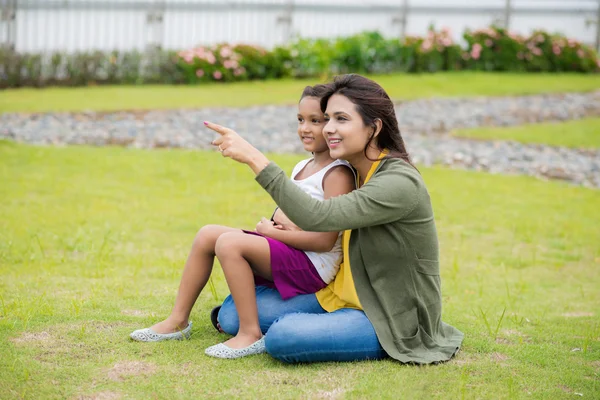 Mother and her daughter resting in the park — Stock Photo, Image