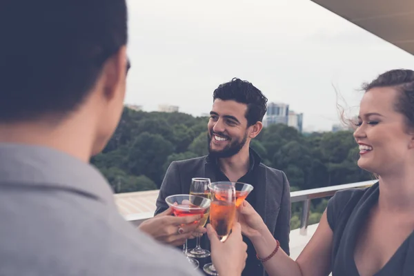 Group of friends drinking cocktails — Stock Photo, Image