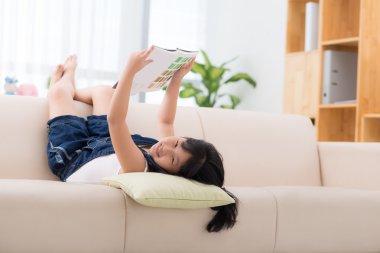 Kitaplı küçük kız.