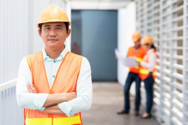 Orta yaşlı Asya yüklenici