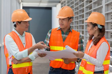 Mimar inşaat sahasında takım