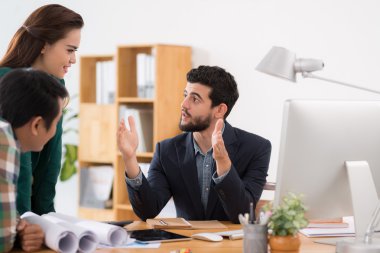 işadamı açıklayan iş stratejisi