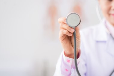 Doktor steteskop kullanıyor.