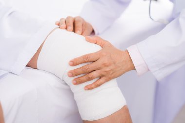 Çarpık diz inceleyerek ortopedi uzmanı