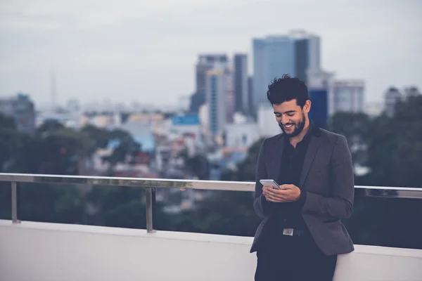 Hombre leyendo mensaje de texto — Foto de Stock