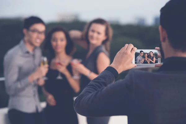 Uomo fotografare amici — Foto Stock