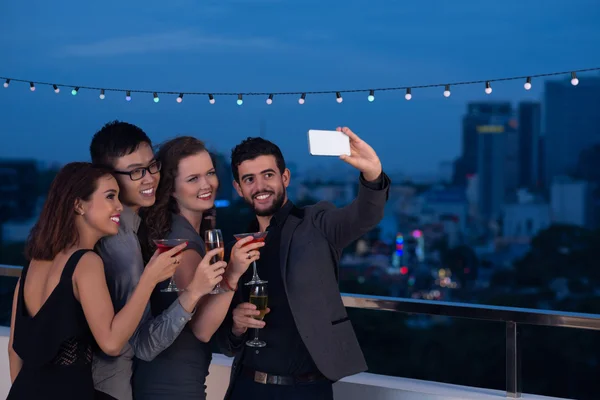 Vrienden nemen selfie op de partij op het dak — Stockfoto