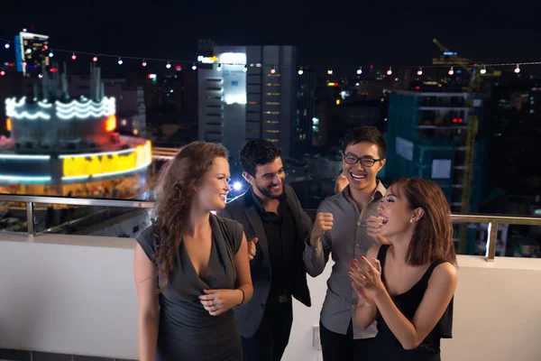 Клуб друзей на вечеринке на крыше — стоковое фото