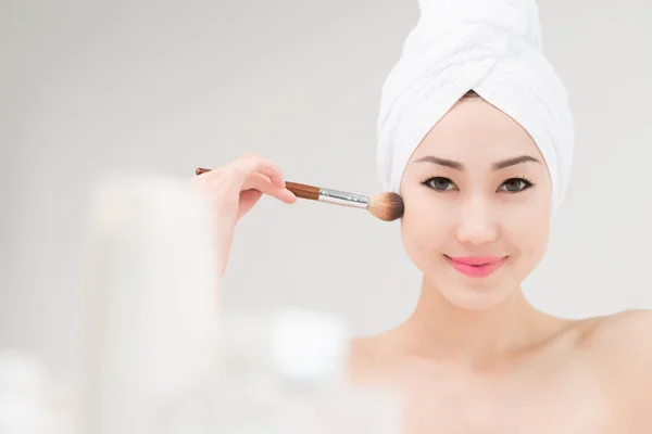 Woman applying blush — Stock Photo, Image