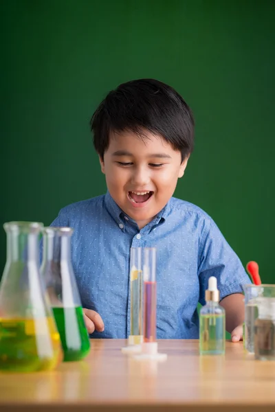 Okul çocuğu zevk kimya sınıfı — Stok fotoğraf
