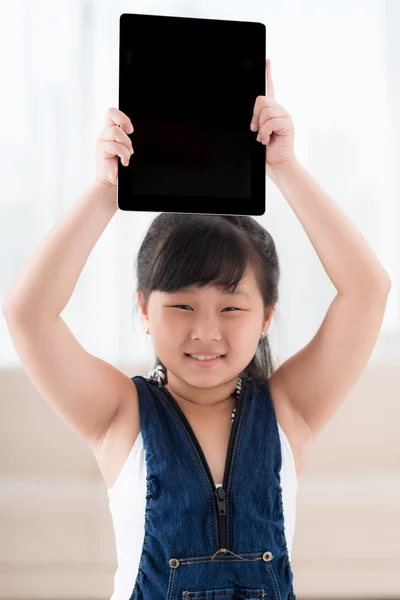 Chica mostrando una tableta digital —  Fotos de Stock