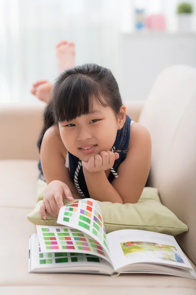 Lächelndes Mädchen beim Lesen eines Buches — Stockfoto