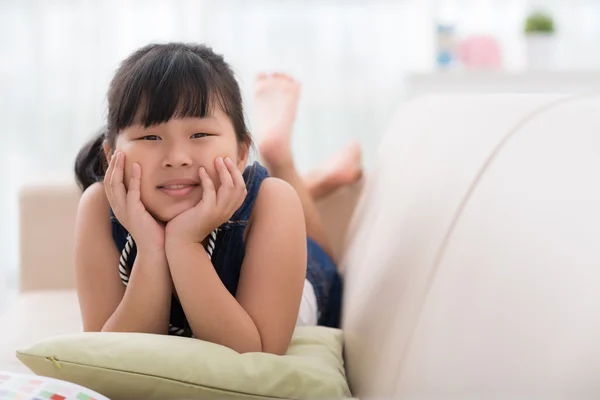 Mädchen ruht auf dem Sofa — Stockfoto