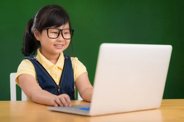 Menina asiática trabalhando no laptop — Fotografia de Stock