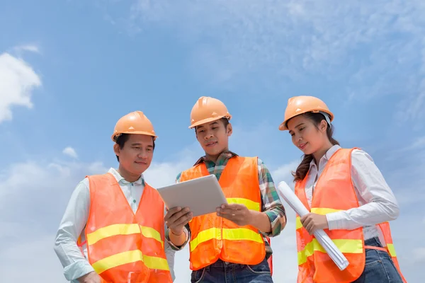 Engineers with digital tablet — Stock Photo, Image