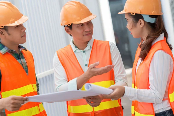 Ingenieros discutiendo proyecto — Foto de Stock